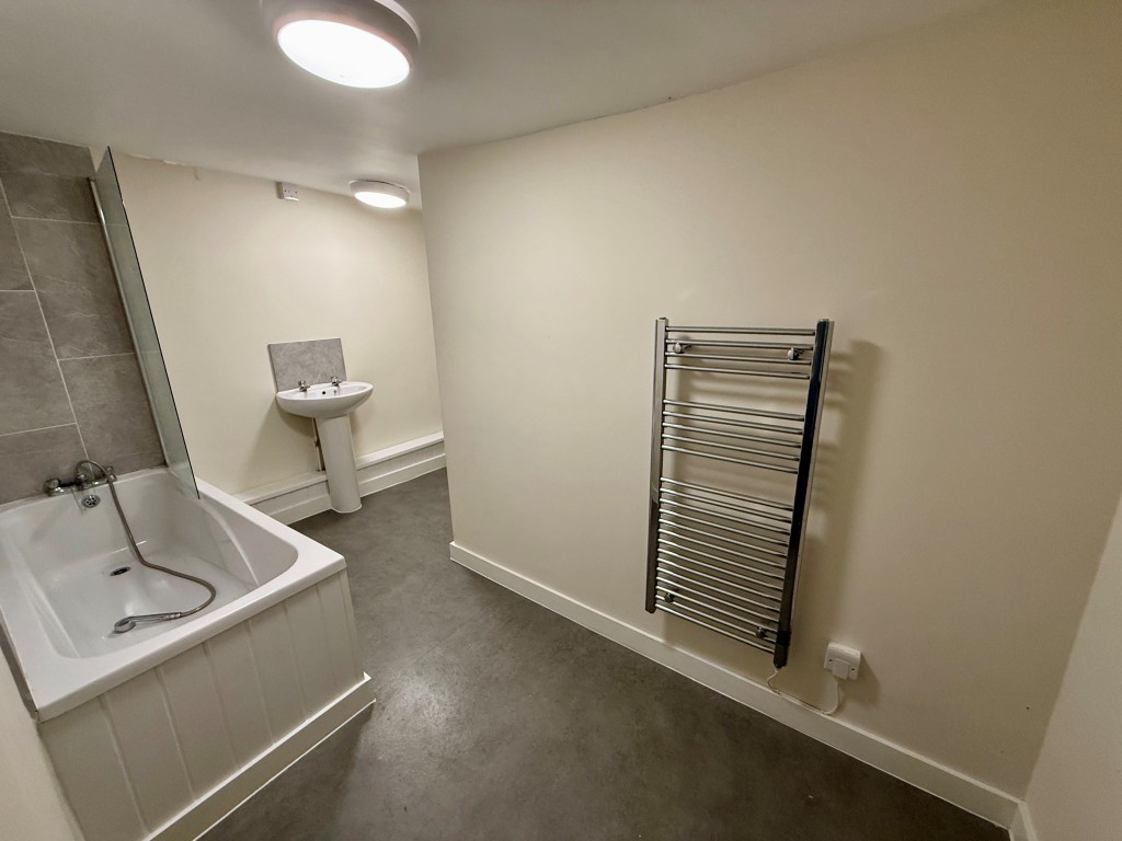 Lot: 33 - MIXED USE PROPERTY COMPRISING SHOP AND THREE-BEDROOM COTTAGE - Bathroom